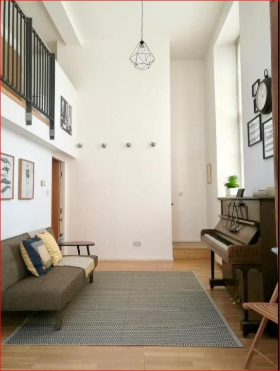 Central Mezzanine Apartment In Historic School Edinburgh Bagian luar foto