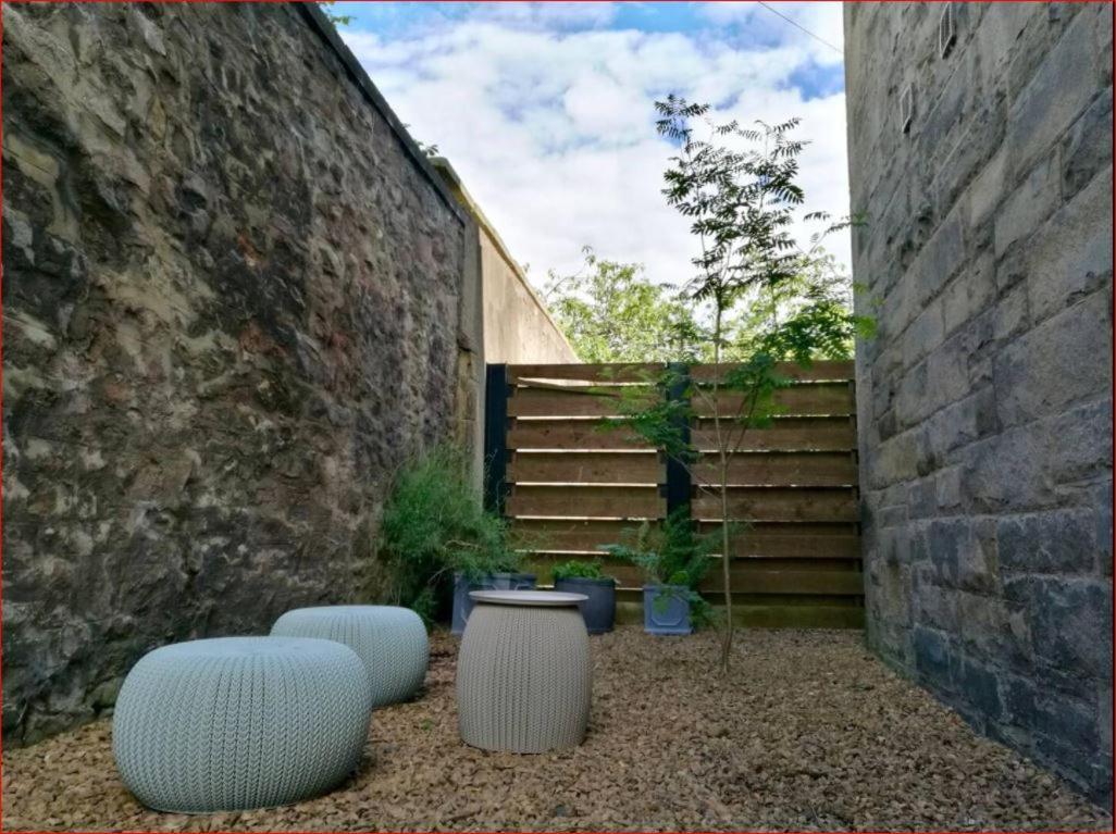 Central Mezzanine Apartment In Historic School Edinburgh Bagian luar foto