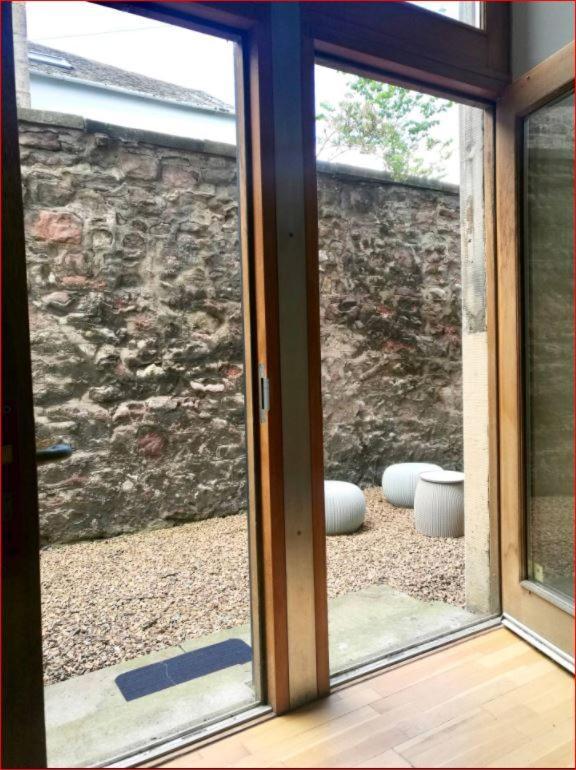 Central Mezzanine Apartment In Historic School Edinburgh Bagian luar foto