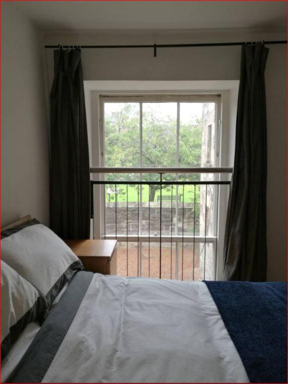 Central Mezzanine Apartment In Historic School Edinburgh Bagian luar foto