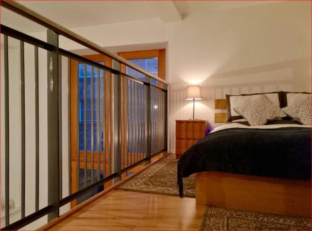 Central Mezzanine Apartment In Historic School Edinburgh Bagian luar foto