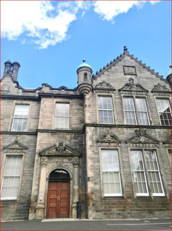 Central Mezzanine Apartment In Historic School Edinburgh Bagian luar foto