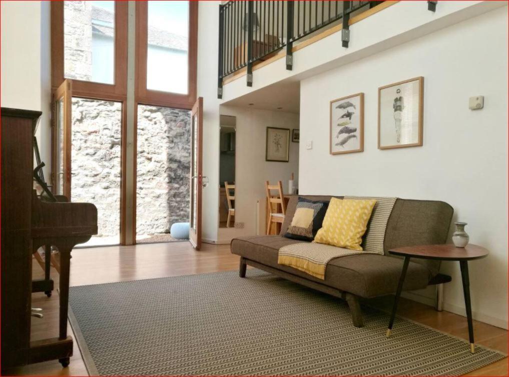 Central Mezzanine Apartment In Historic School Edinburgh Bagian luar foto